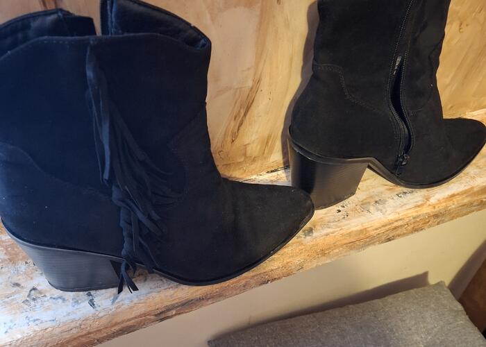 Grajewo ogłoszenia: Sprzedam botki  damskie  czarne  rozmiar 39, używane może 3 razy.